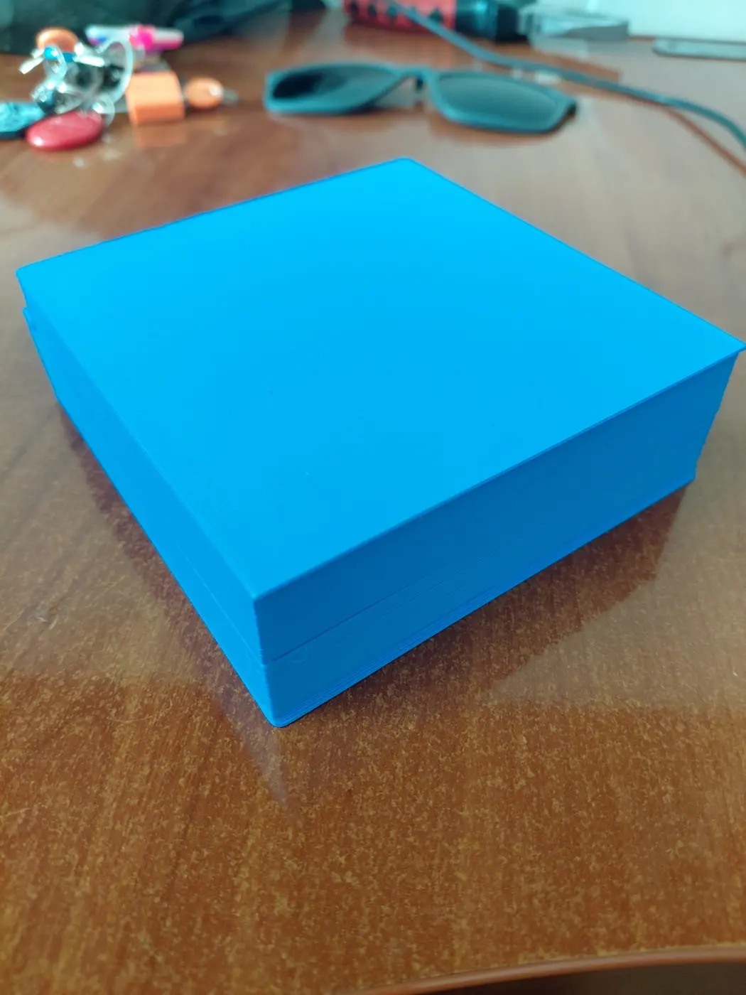 Caja azul cerrada para 60 muestras de microscopio